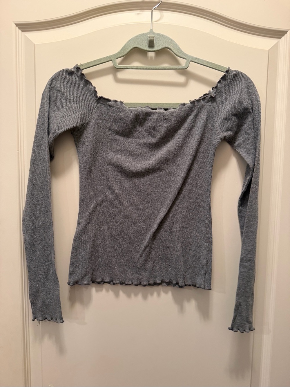 Hollister Gray Off-Shoulder Ruffle-Edge Long Sleeve Top - Picture 7 of 7